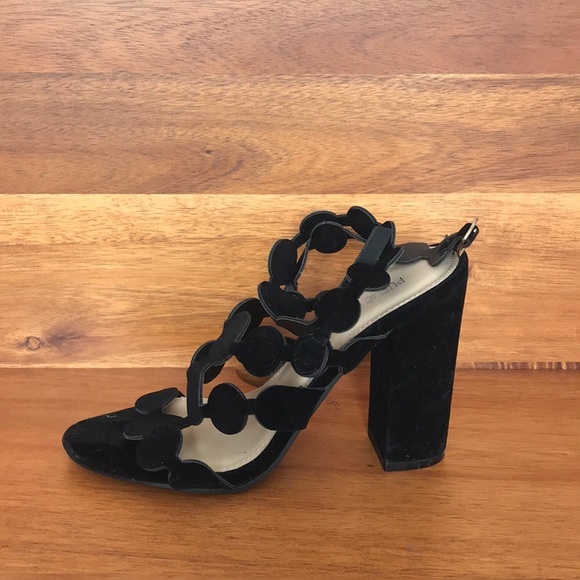 Black scalloped heels - Picture 3 of 4